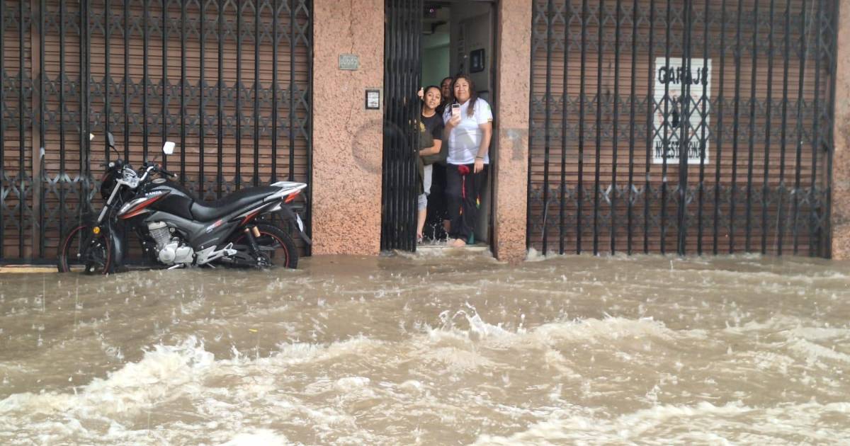 Cochabamba enfrenta calles inundadas por torrencial lluvia con granizo
