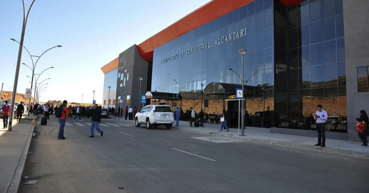 Gobierno anuncia nuevo tarifario de pasajes aéreos para 22 rutas en Bolivia