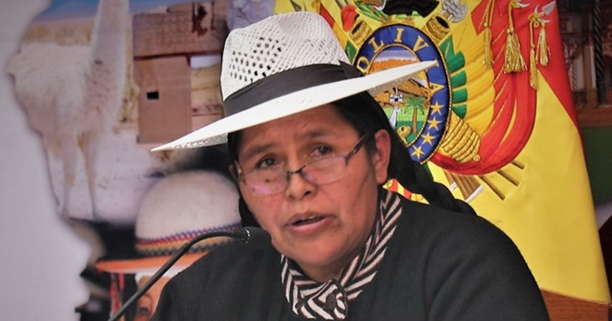 Exministra Sabina Orellana intenta abandonar Bolivia y enfrenta rechazo