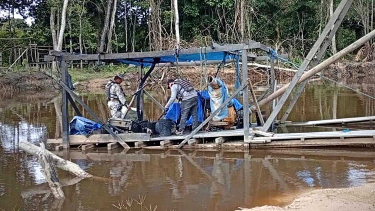 Armada destruye cinco balsas vinculadas a minería ilegal en áreas protegidas de Bolivia