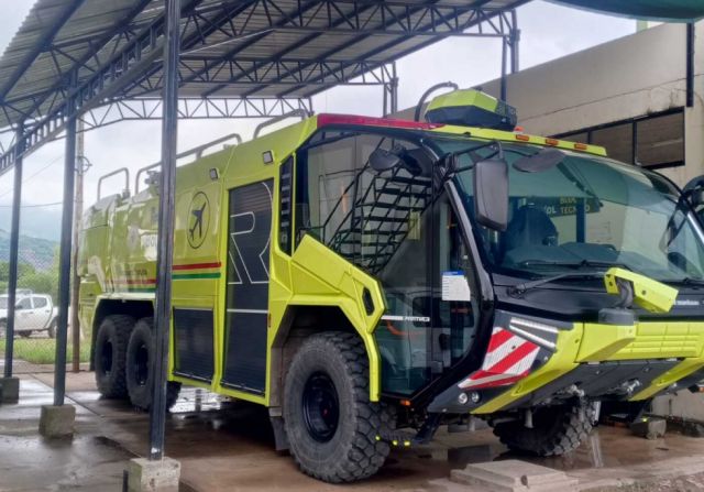 Bomberos de Yacuiba trasladan carro a Cochabamba para mantenimiento urgente