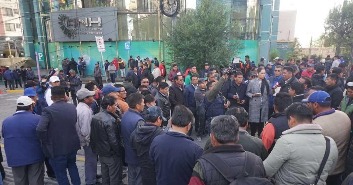 Choferes de La Paz y Oruro exigen resarcimiento por mala calidad de gasolina