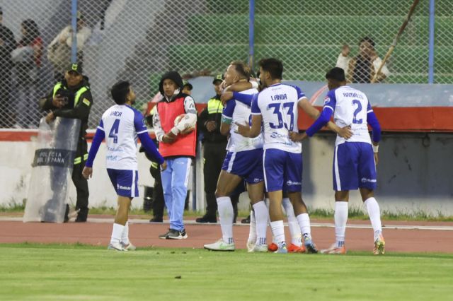 Gualberto Villarroel remonta con doblete de Moisés Calero en partido crucial