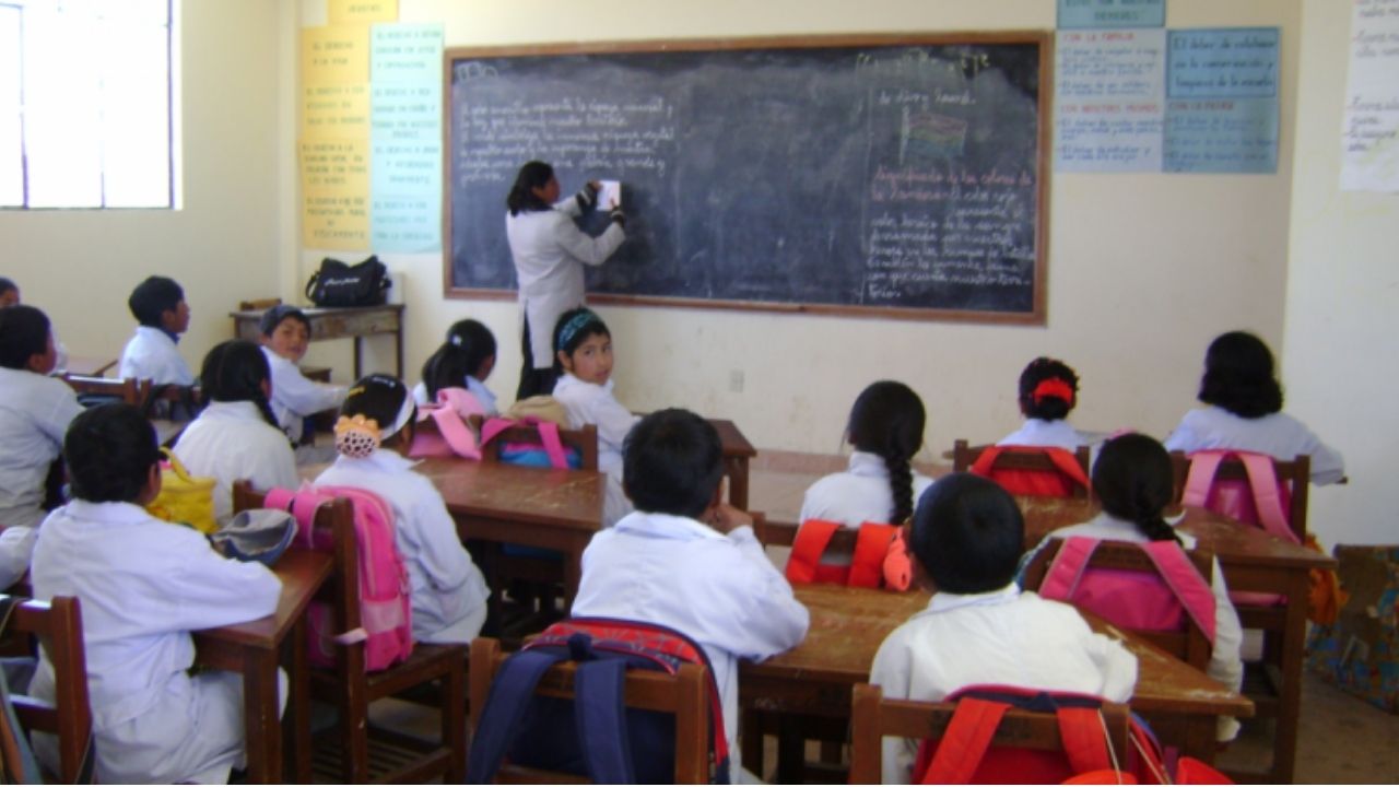 Magisterio de Bolivia advierte que crisis económica impulsa aumento de deserción escolar Magisterio de Bolivia advierte que crisis económica impulsa aumento de deserción escolar