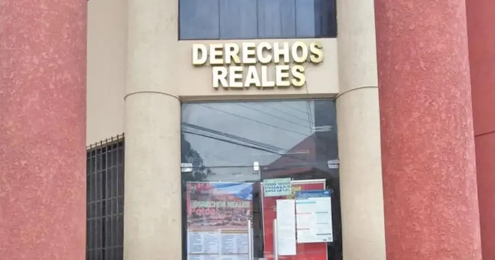 Fiscalía efectúa allanamiento en Derechos Reales tras denuncia en 2024 Fiscalía efectúa allanamiento en Derechos Reales tras denuncia en 2024
