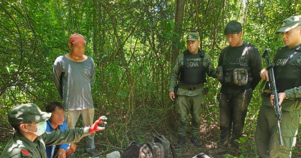 Argentina captura a dos bolivianos armados con droga y pechera táctica en operativo