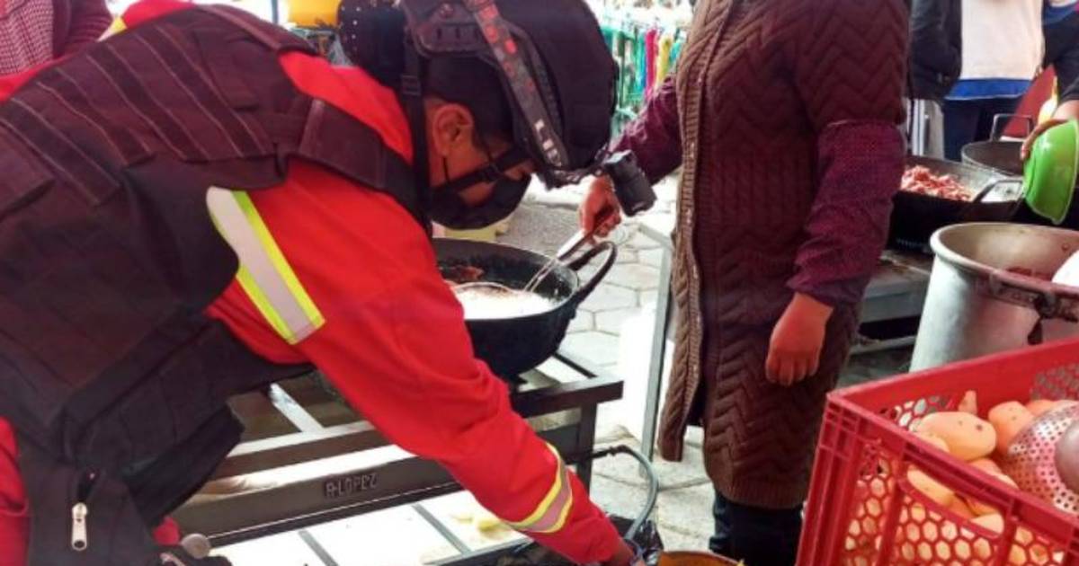 Bomberos de Oruro controlan garrafas de GLP en puestos de comida durante Carnaval Bomberos de Oruro controlan garrafas de GLP en puestos de comida durante Carnaval