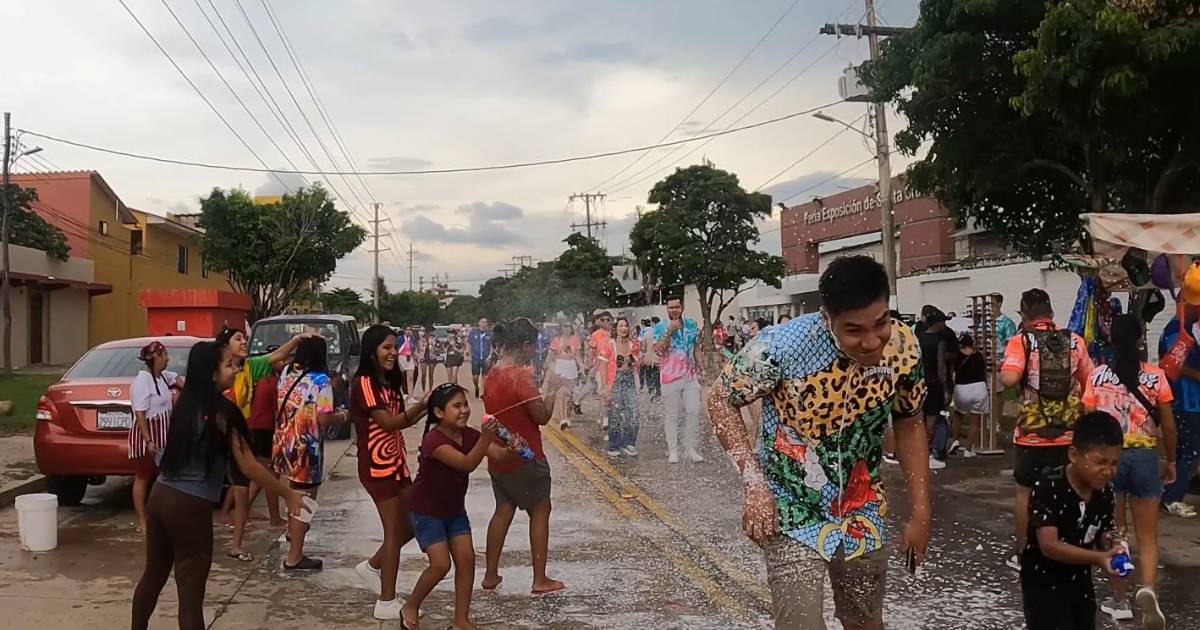 Santa Cruz inicia primer día del Carnaval de Calle con gran participación y mojazón Santa Cruz inicia primer día del Carnaval de Calle con gran participación y mojazón
