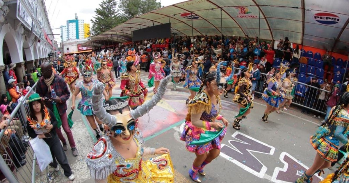 Participantes del Carnaval de Oruro llegan a los pies de la Virgen del Socavón