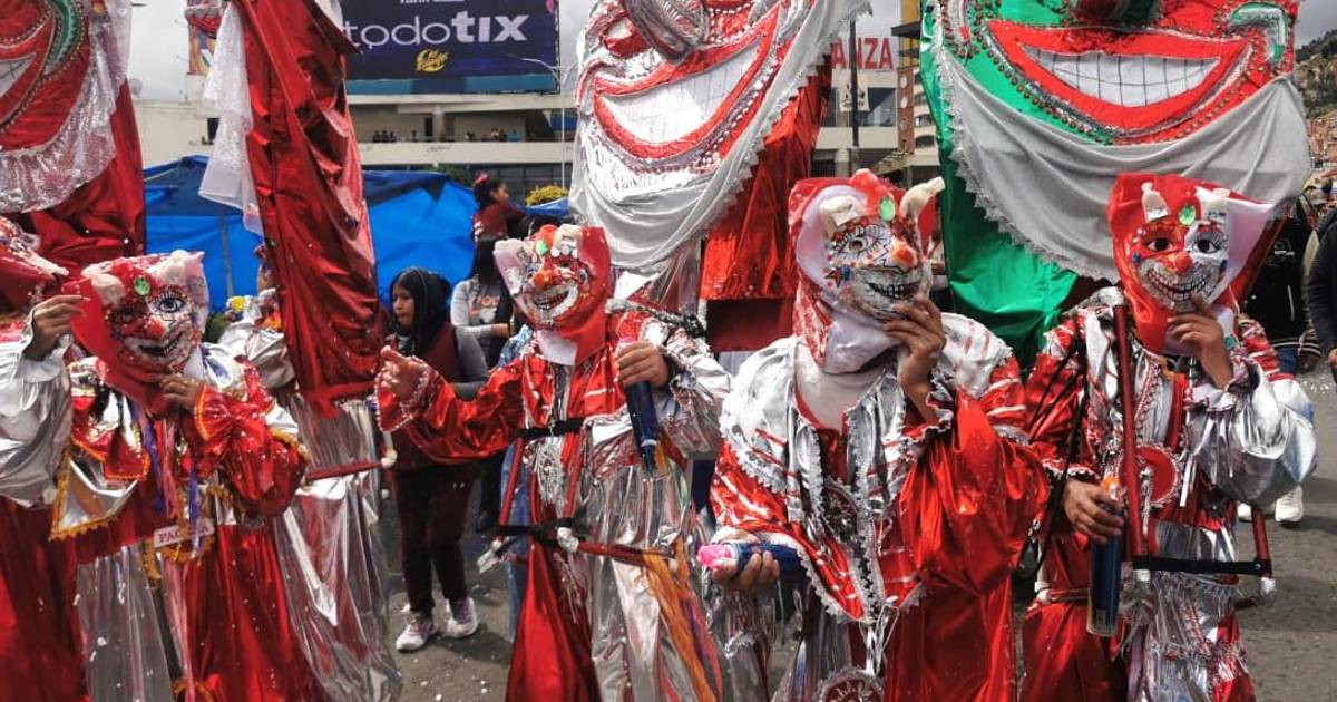 La Farándula de Pepinos llena de espuma y alegría el centro de La Paz La Farándula de Pepinos llena de espuma y alegría el centro de La Paz