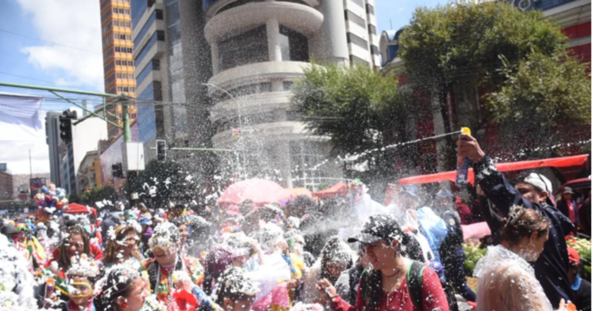 Corso Infantil impulsa alegría y color en el centro de La Paz con disfraces y espumas