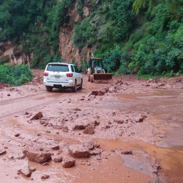 ABC Tarija habilita paso tras limpieza en camino Entre Ríos Palos Blancos