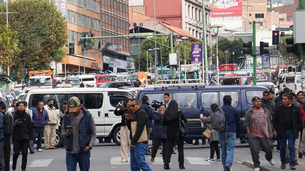 Choferes bloquean calles en La Paz para denunciar mala calidad de gasolina