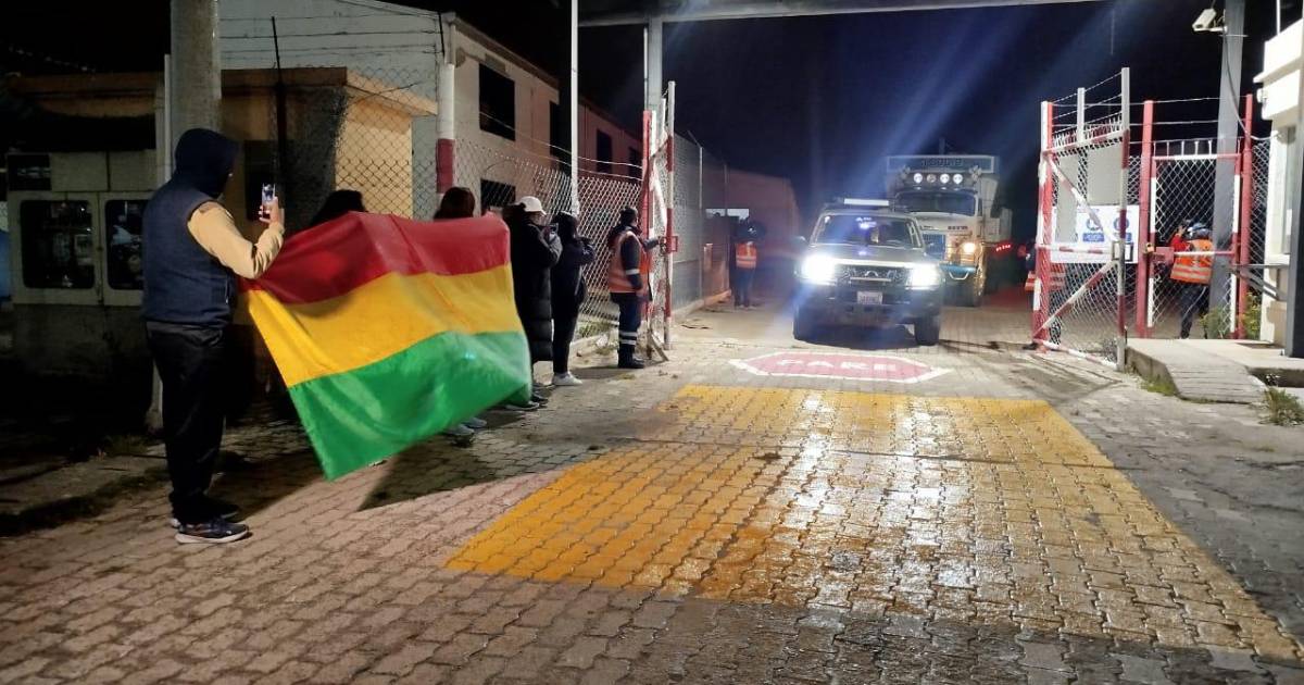 La Paz recibe restos de David Santalla y abre homenajes en su camión Mi Socio La Paz recibe restos de David Santalla y abre homenajes en su camión Mi Socio