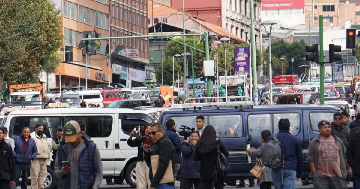 Choferes bloquean centro de La Paz por gasolina desestabilizada en estaciones
