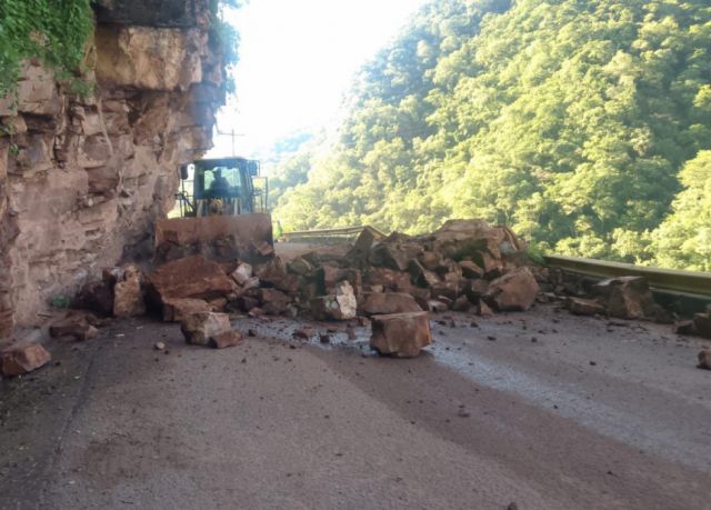 Gobierno habilita paso alterno tras derrumbes en ruta Entre Ríos Villa Montes Gobierno habilita paso alterno tras derrumbes en ruta Entre Ríos Villa Montes