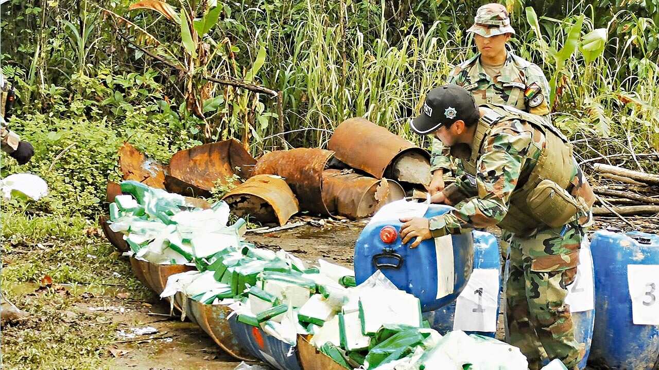Policía de Santa Cruz quema más de una tonelada de droga tras balacera con avioneta Policía de Santa Cruz quema más de una tonelada de droga tras balacera con avioneta