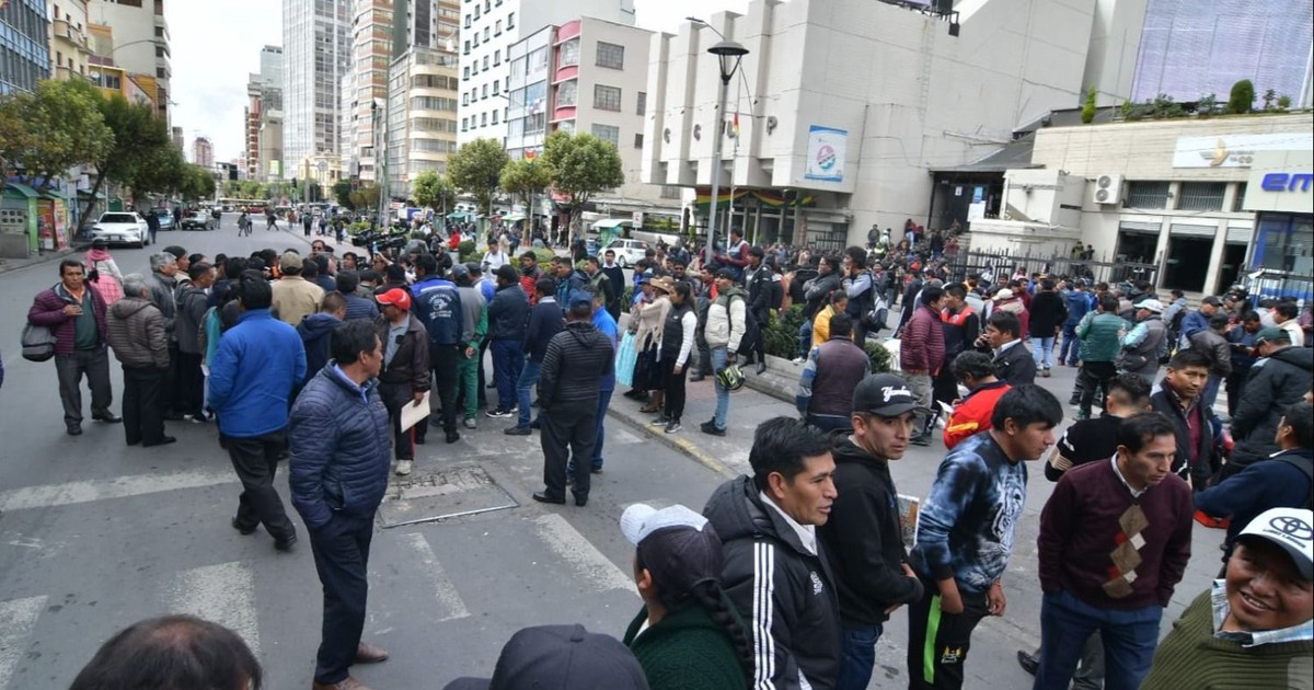 Choferes bloquean centro de La Paz y advierten sobre calidad de gasolina