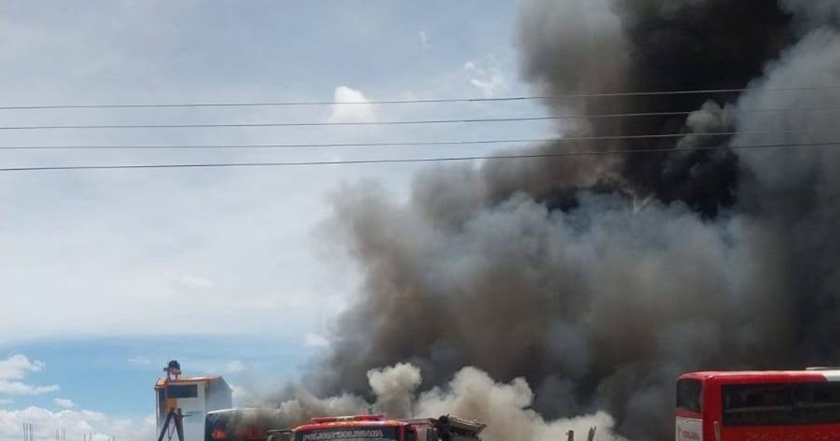 Bomberos de Oruro controlan incendio cerca de la nueva terminal de buses