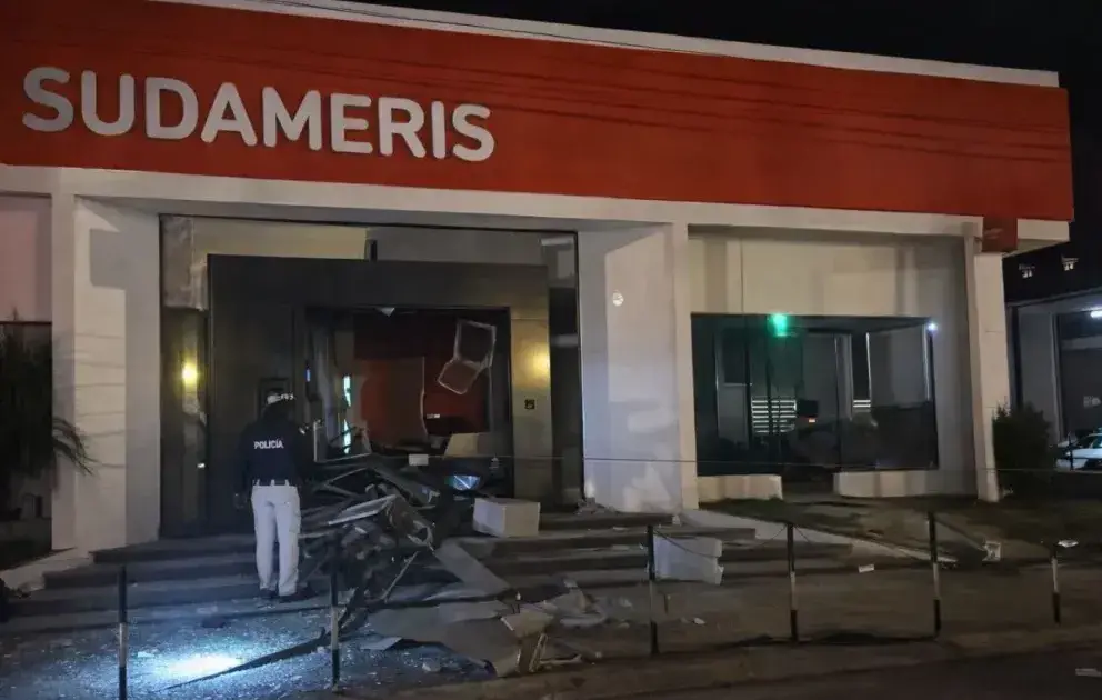 Comando armado asalta banco fronterizo en Ciudad del Este y roba millones