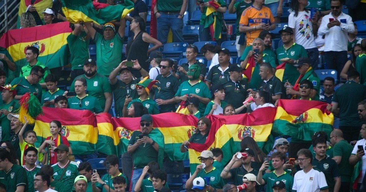 Hinchas bolivianos llenan de color y fiesta el estadio en Monterrey