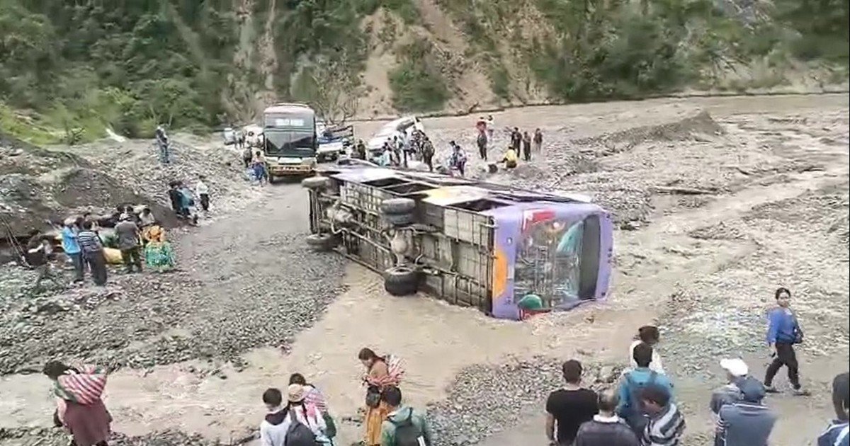 Bus vuelca en río de La Paz y deja varios heridos tras intento de cruce
