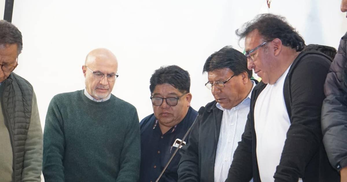 Gobierno y choferes de La Paz acuerdan cuatro puntos clave para el transporte público