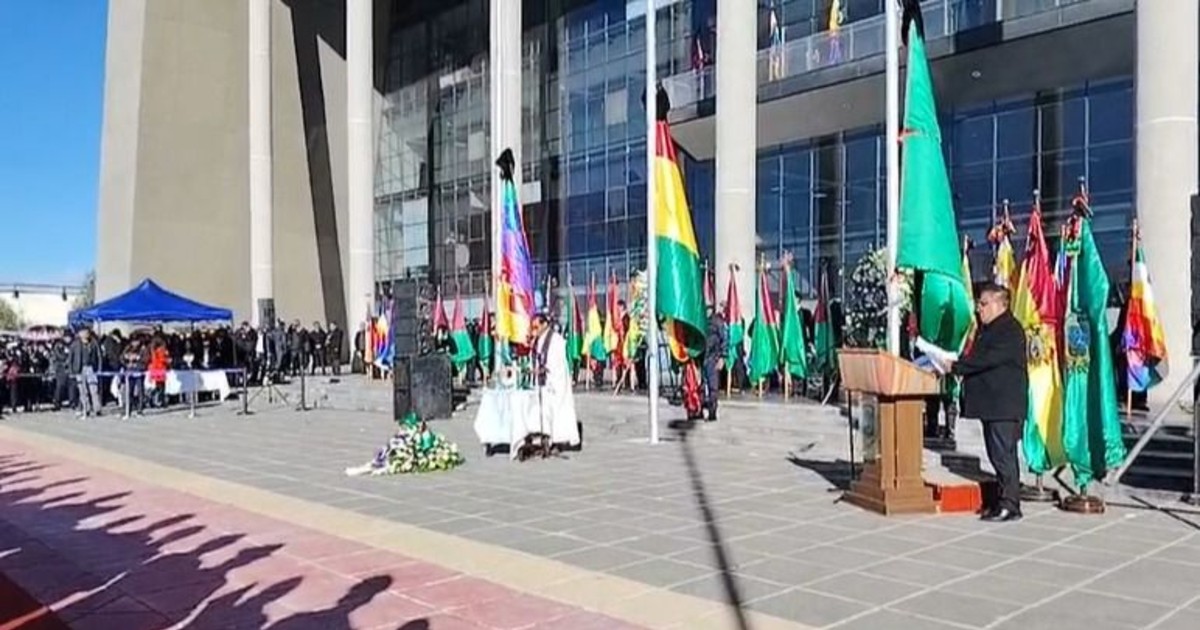 El Alto inicia actos del aniversario con misa e iza de banderas a media asta