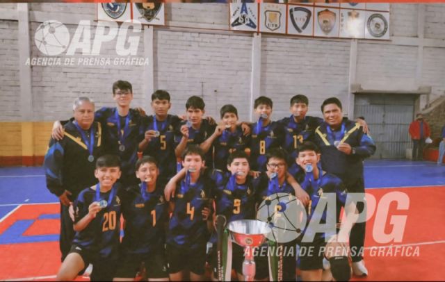 Albert Einstein impulsa su triunfo en el Nacional Infantil de voleibol en Bolivia
