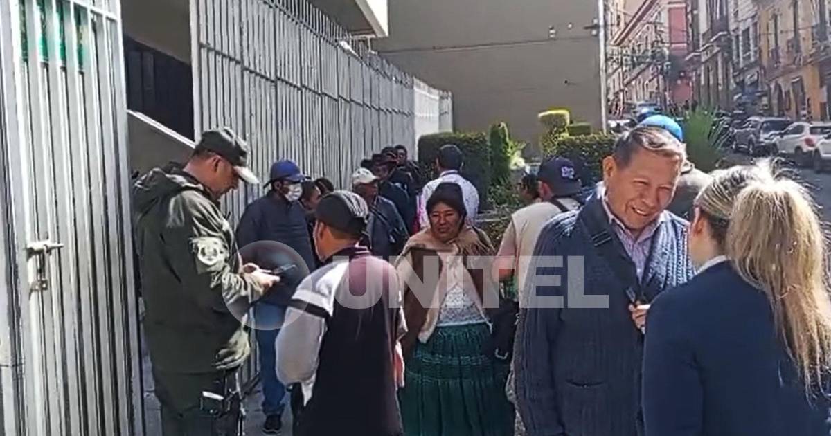 Ciudadanos forman fila en Banco Central para cambiar billetes de la serie B