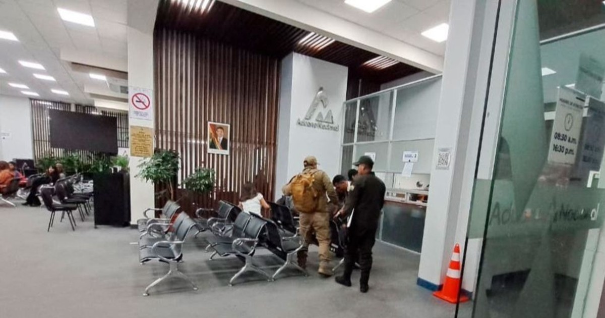 Autoridades de Tarija aprehenden y trasladan a La Paz a exfiscal de obras de Aduanas