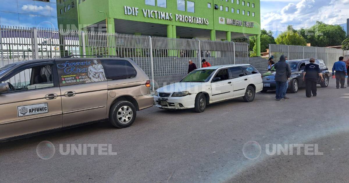 Sacaba traslada en caravana y ataúdes donados a cinco niños y su madre fallecidos