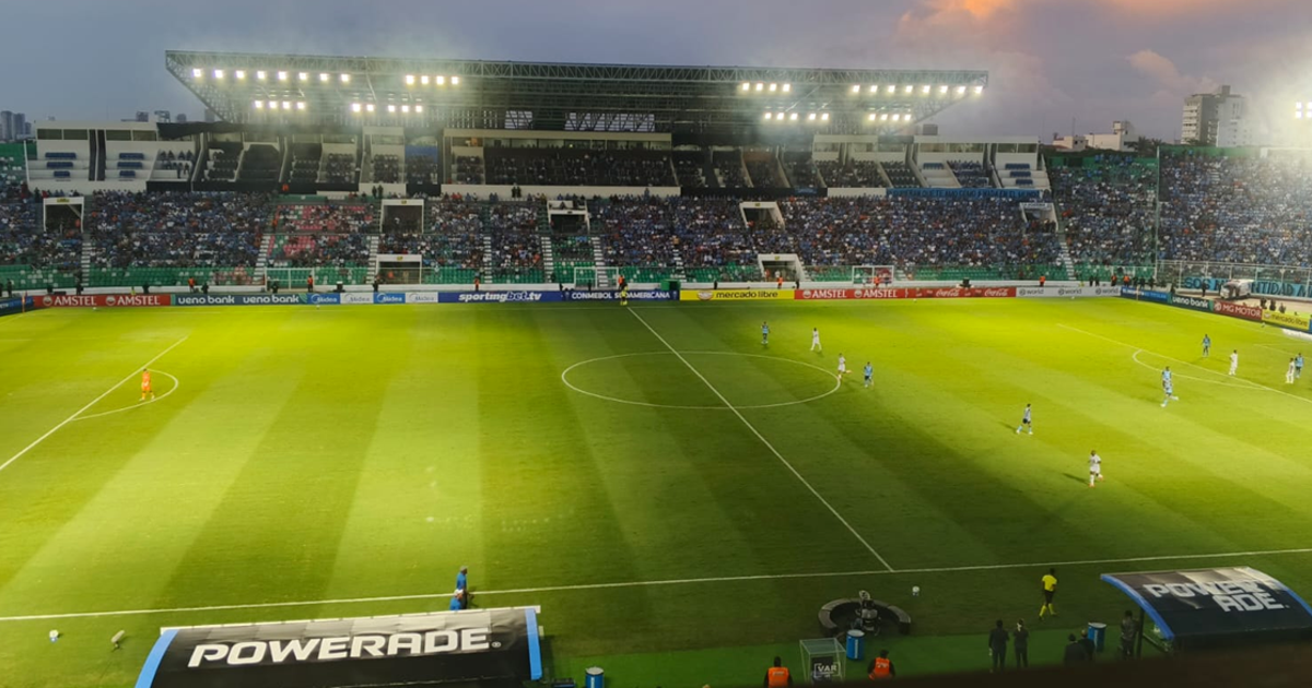Club Oriente Petrolero anuncia retorno de luminarias en estadio Tahuichi pero partido se juega a oscuras