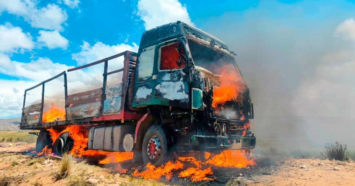 Aduana de La Paz quema camión con 20 toneladas de ropa usada confiscada