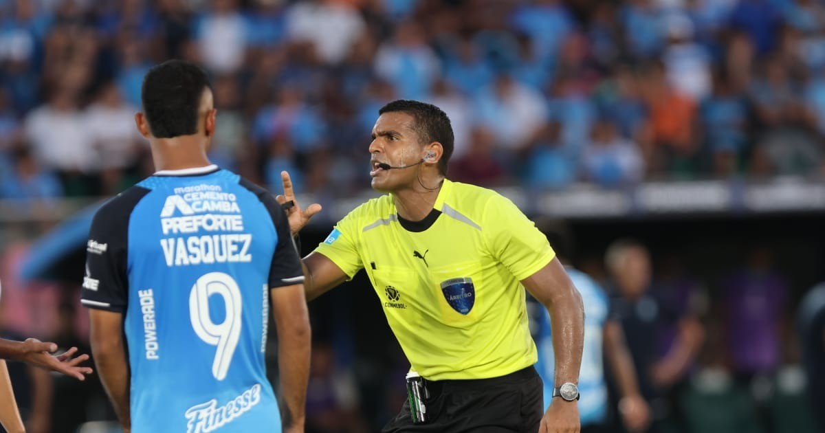 Árbitro Alexis Herrera anula tres goles a Blooming en partido decisivo de Santa Cruz