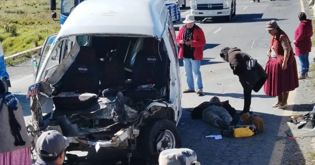 Choque entre minibuses en carretera a Achacachi deja dos heridos y moviliza a emergencias