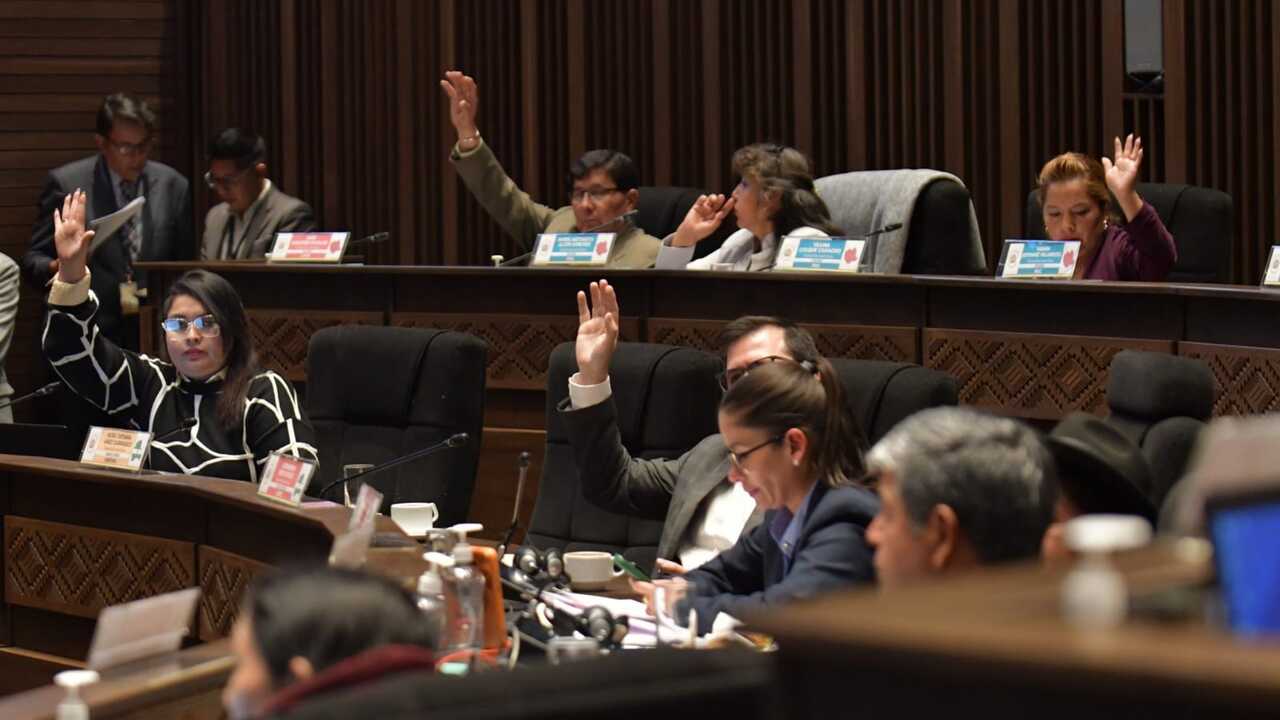 Ciudadanos en Sucre exigen a parlamentarios reducir sus sueldos en marcha y cabildo