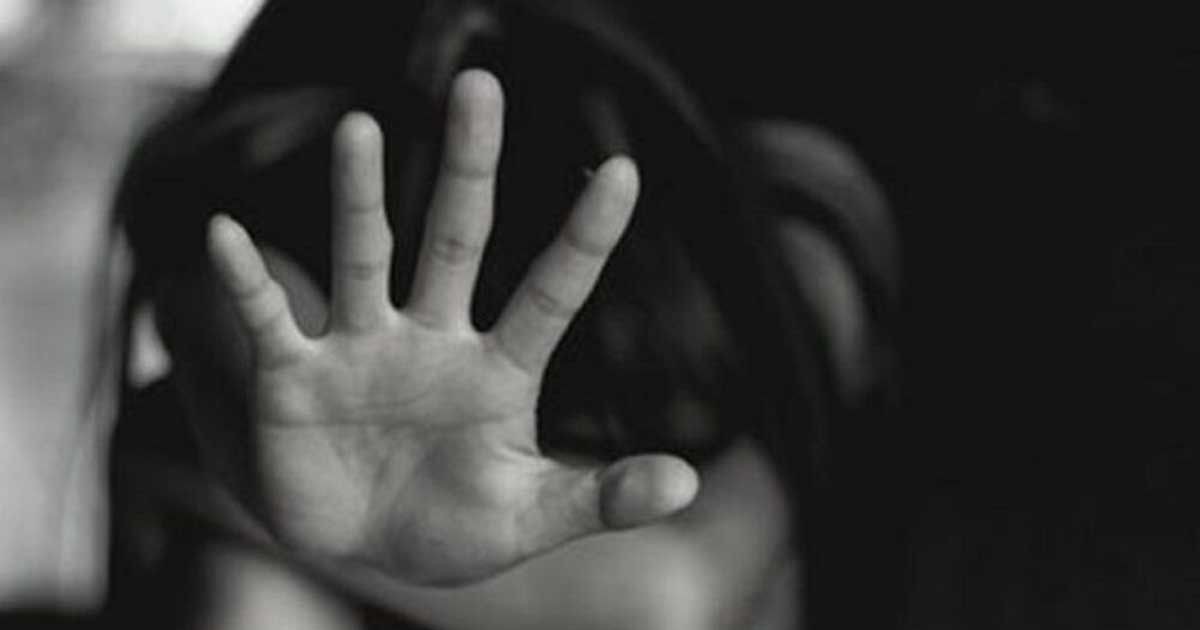 Policía de Santa Cruz busca a mujer acusada de envenenar y cortar muñecas a sus hijos