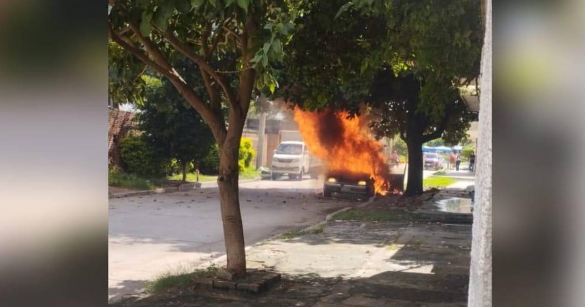 Santa Cruz revela incendio de vehículo que reduce auto a chatarra en vía pública