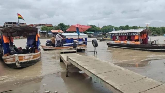 Autoridades de Cochabamba reanudan paso por chalanas tras cuatro días de paralización