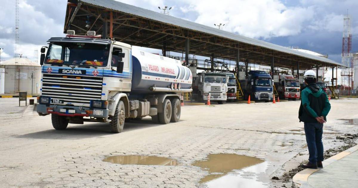 Economista advierte que alza del petróleo y dólar presiona finanzas del Gobierno