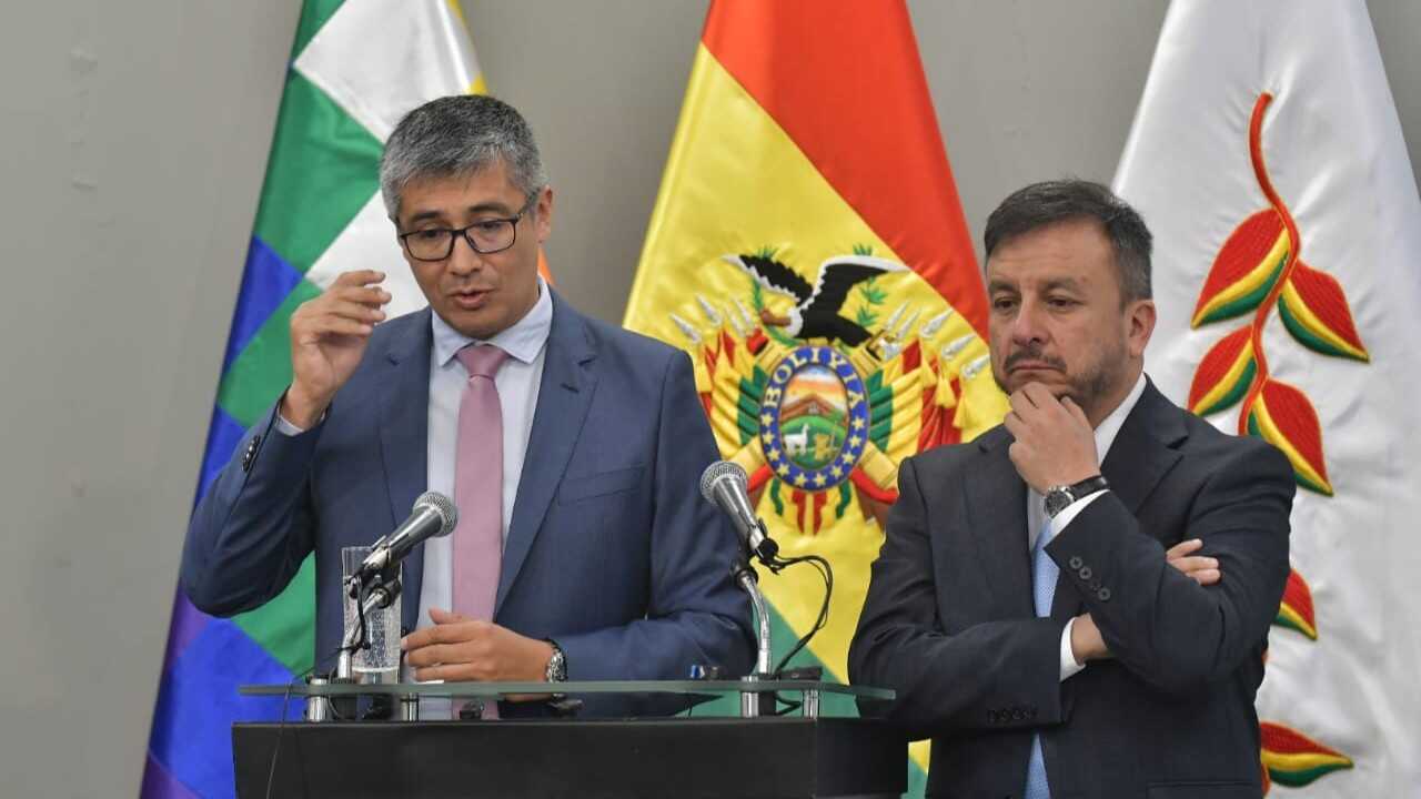 Gobierno descarta subir precio de carburantes tras alza del petróleo en Bolivia