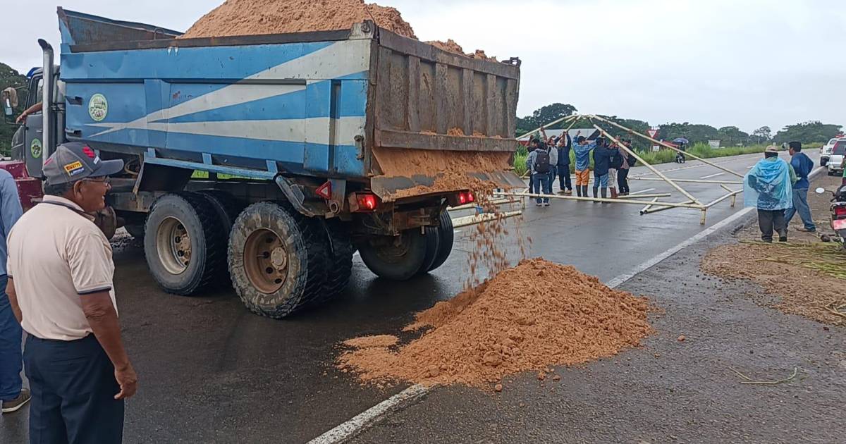 Agricultores mantienen bloqueo en Yapacaní y advierten tomar pozos petroleros si no hay acuerdo