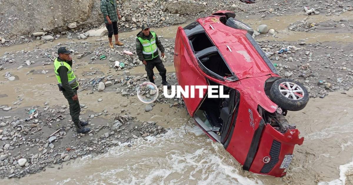 La Paz Policía reporta caída de vehículo repartidor de pan en barranco