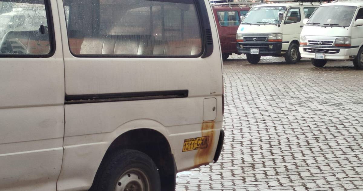 Mecánico en La Paz advierte sobre daños en pintura de vehículos por gasolina derramada