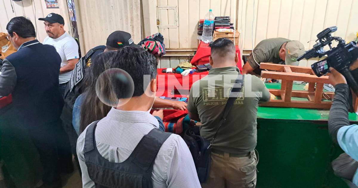 Policía de Cochabamba secuestra iPhones y computadoras en allanamientos en barrio Chino Policía de Cochabamba secuestra iPhones y computadoras en allanamientos en barrio Chino