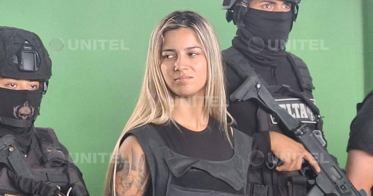 Hermana de Sebastián Marset sonríe durante presentación de aprehendidos en La Paz Hermana de Sebastián Marset sonríe durante presentación de aprehendidos en La Paz