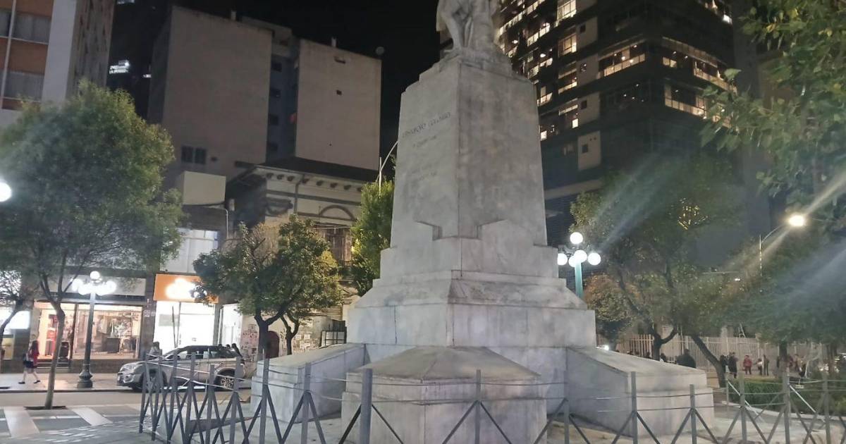 Municipio de La Paz retira calaminas y libera el monumento a Colón en el centro Municipio de La Paz retira calaminas y libera el monumento a Colón en el centro