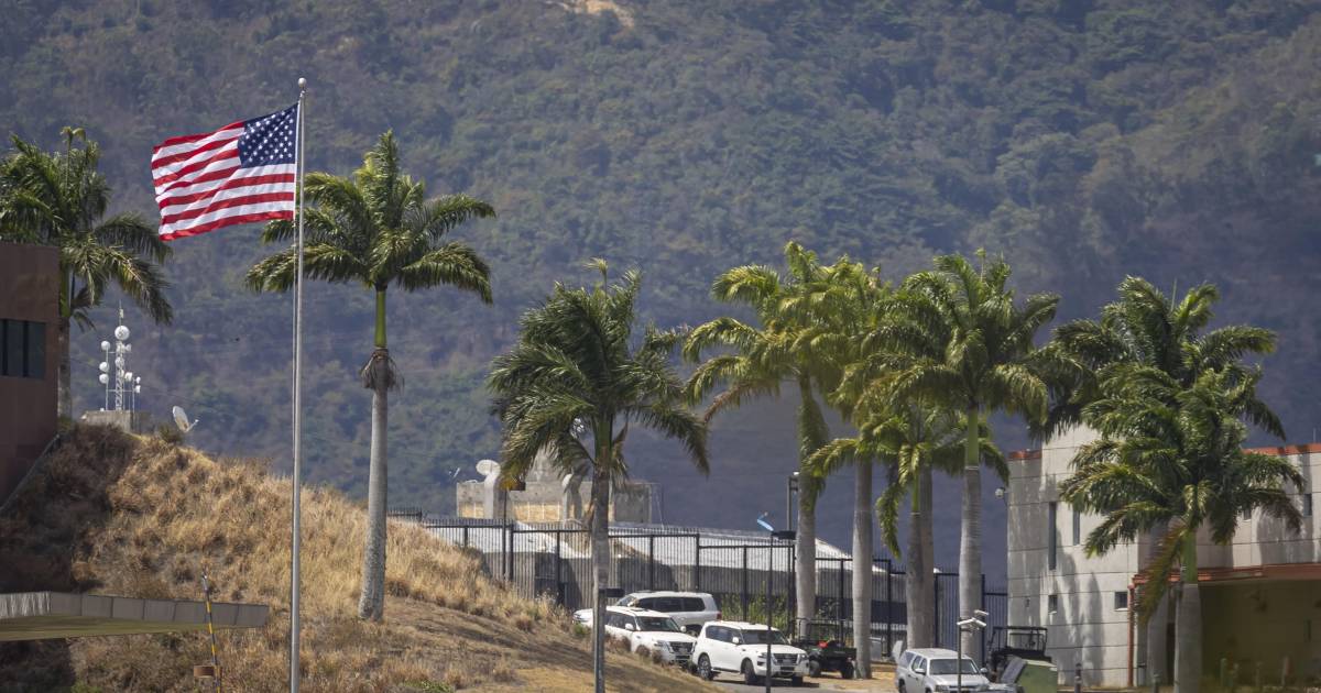 Embajada de Estados Unidos en Venezuela iza bandera por primera vez en siete años