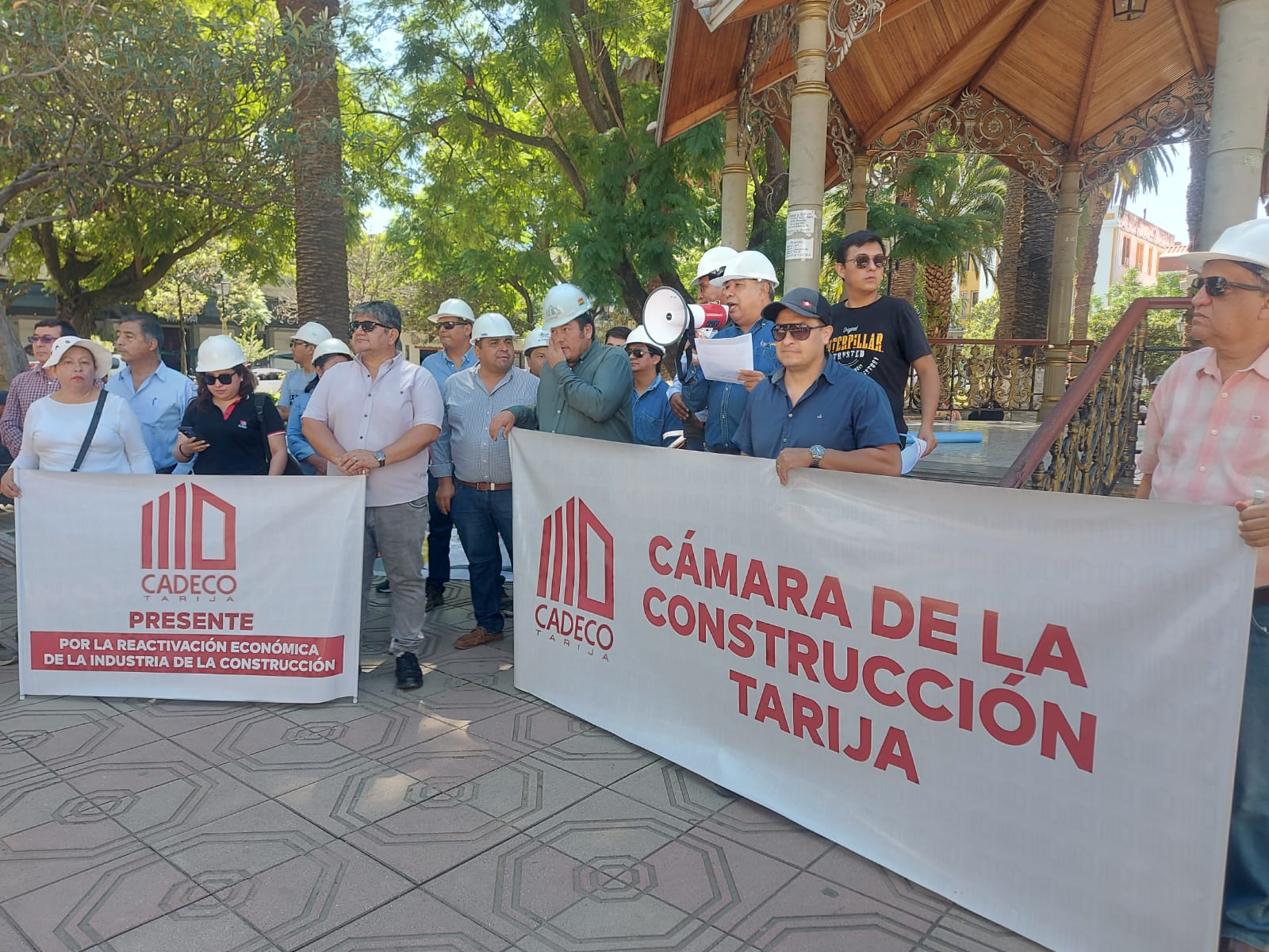 Constructoras en La Paz realizan marcha y exigen decreto de reajuste de precios